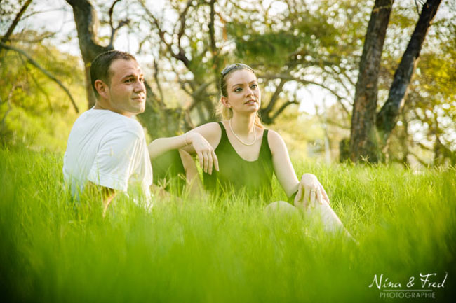 Élodie et Aurélien photo dans l'herbe