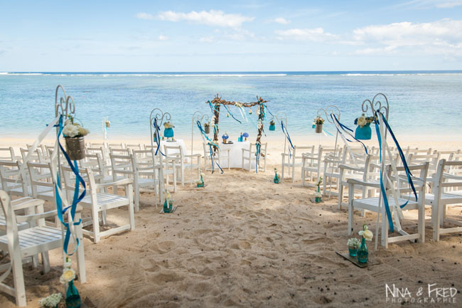 arche et chaises sur la plage S&J