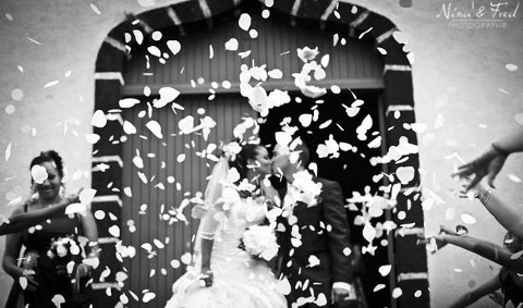 Karen mariés dans le flou et confettis 