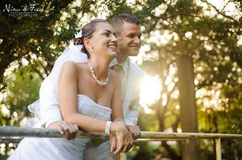 photo de couple mariés devant le soleil