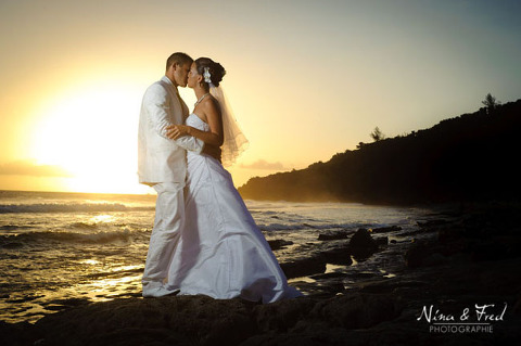 mariés claudine et jonathan sur la plage grande anse