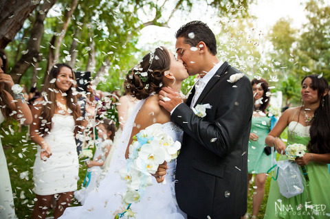 les mariés Gaëlle et Arnaud s'embrassent