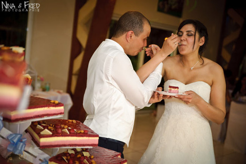 découpe du gâteau de mariage Evelyne et Cédric