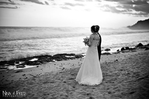 photographie des mariés sur la plage à la Réunion