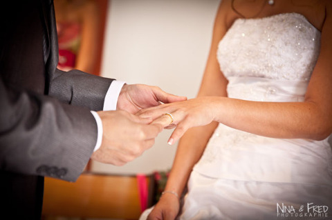 échange des alliances au mariage de Maeva et Cédric