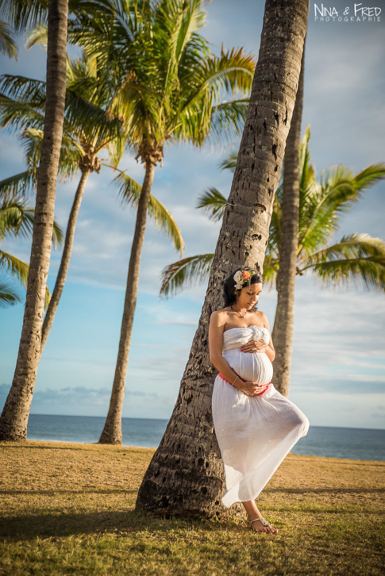femme enceinte sous les palmiers