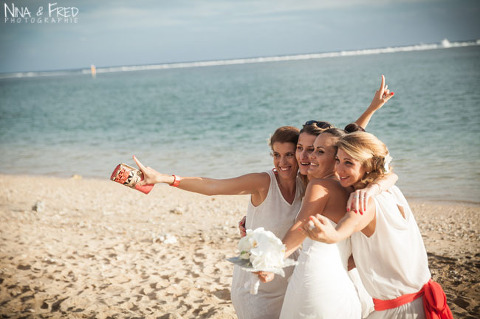 mariée et invitées sur la plage