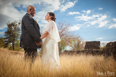 photographie des mariés M&T dans l'herbe