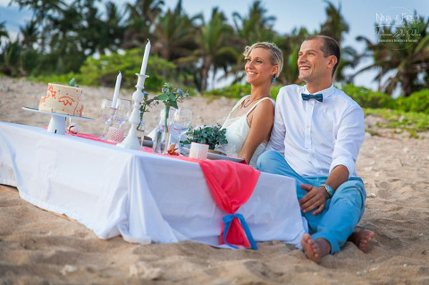 mariés sur la plage de Trou D'eau