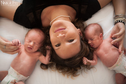 photo de naissance jumeaux E&V et leur maman