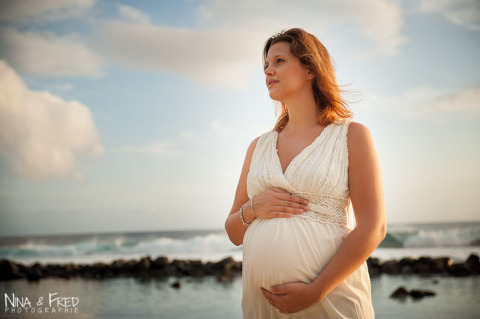 Virginie enceinte sur la plage