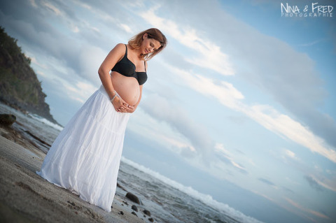 femme enceinte sur la plage V&S