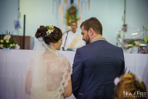 mariés J&L se regardent à l'église