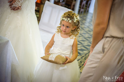 enfant ammenant les alliances E&C