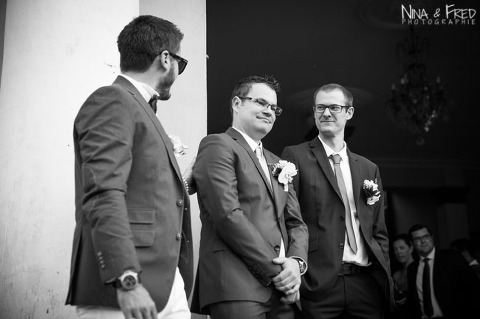 le marié Thomas attend sa future femme