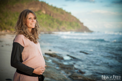 femme enceinte sur la palge de Grande Anse Réunion V&F