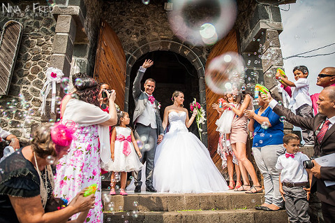 mariés sortant de la chapelle L&V