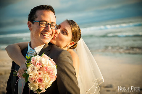 photo des mariés MA&F sur la plage