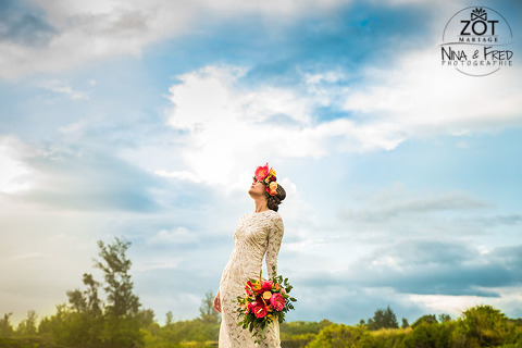 mariée et fleurs tropicales