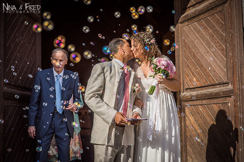 sortie de l'église des mariés Elisabeth et Olivier