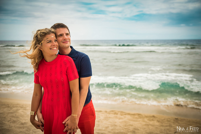 photo des mariés E&B sur la plage