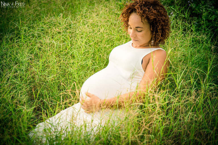 femme enceinte dans l'herbe anais