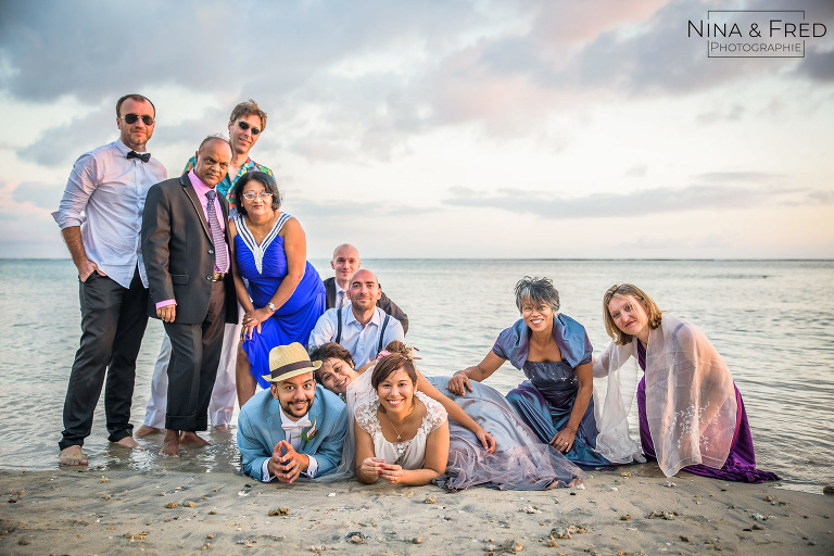 Photo de groupe dans l'eau mariage S&A