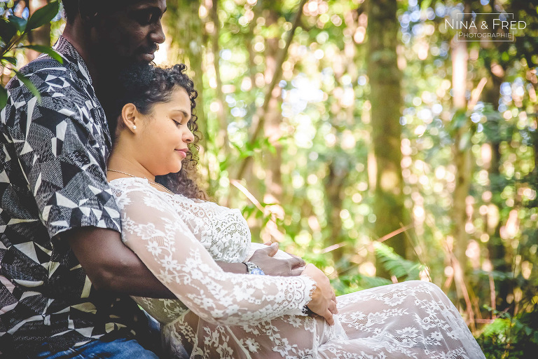 photo grossesse couple forêt tropicale C&A