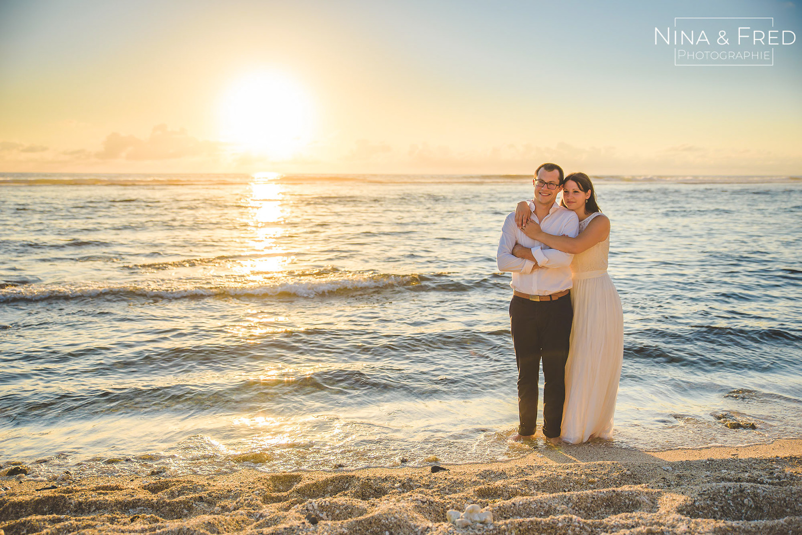 photo trash the dress Réunion pieds dans l'eau L&E