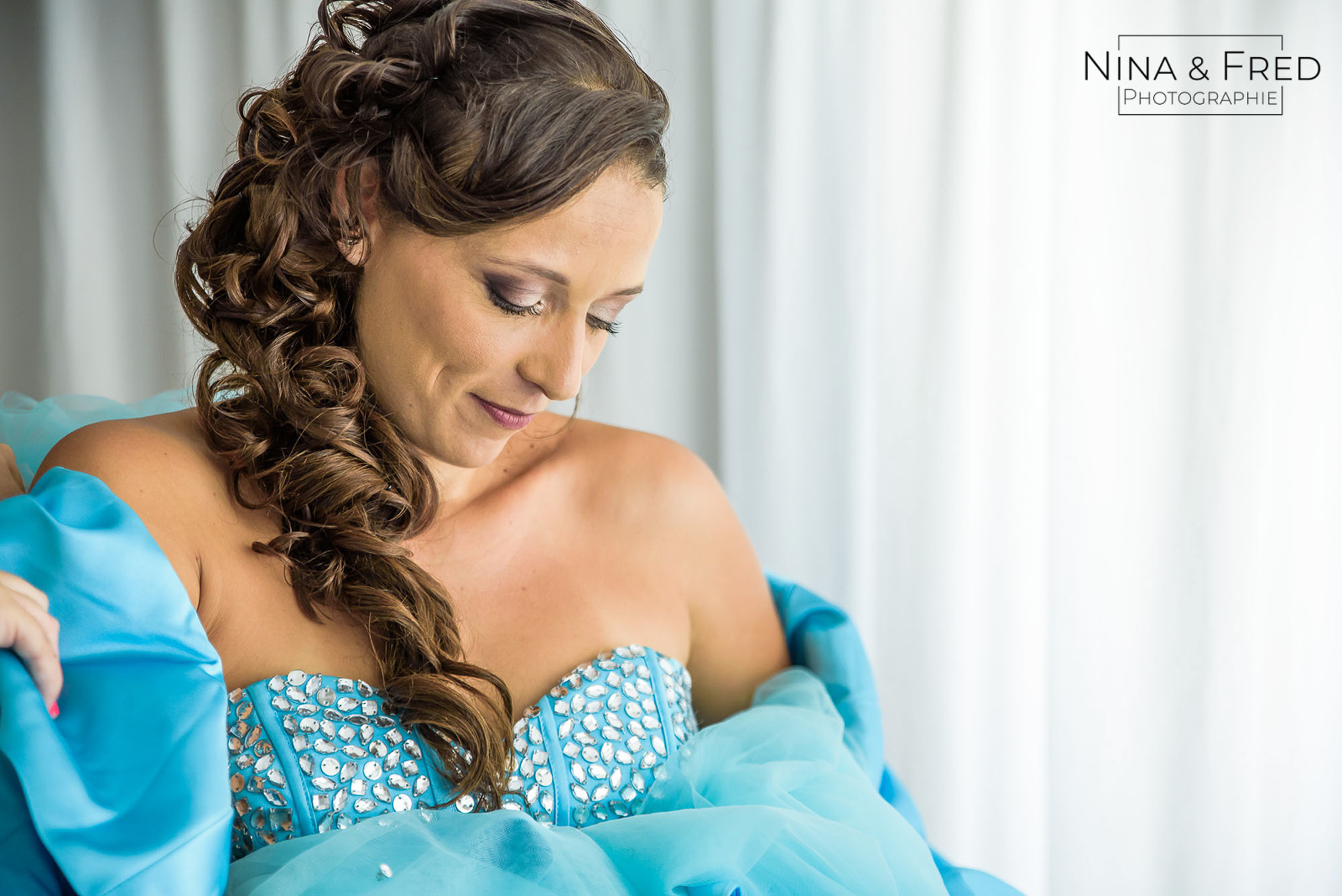 portait de la mariée en robe bleue V&D
