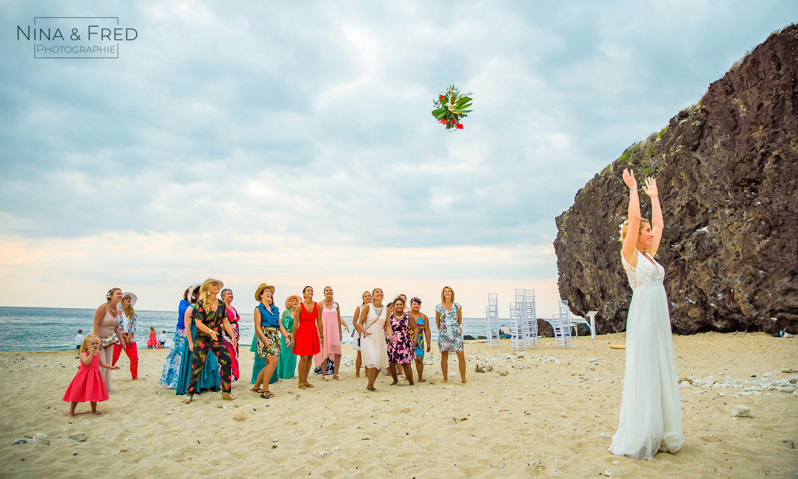 lancer de bouquet sur la plage J&JC