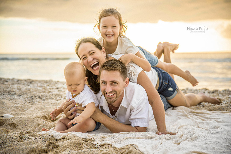 photo en famille sur la plage JJ&A