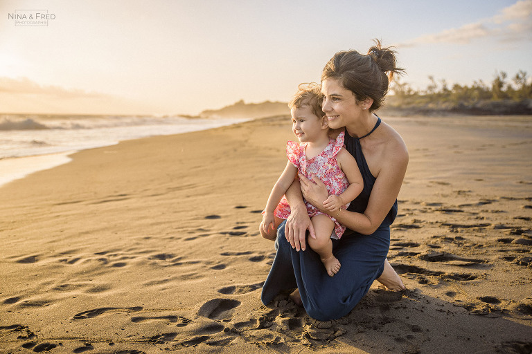 shooting famille plage de sable noir E&S-22