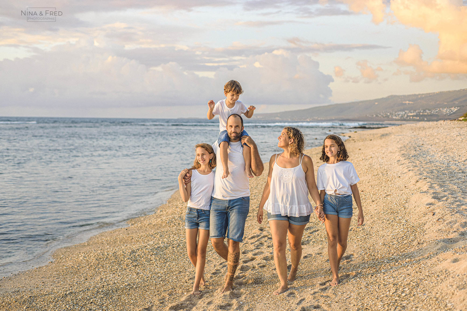 séance photo famille sur la plage à la Réunion V&C