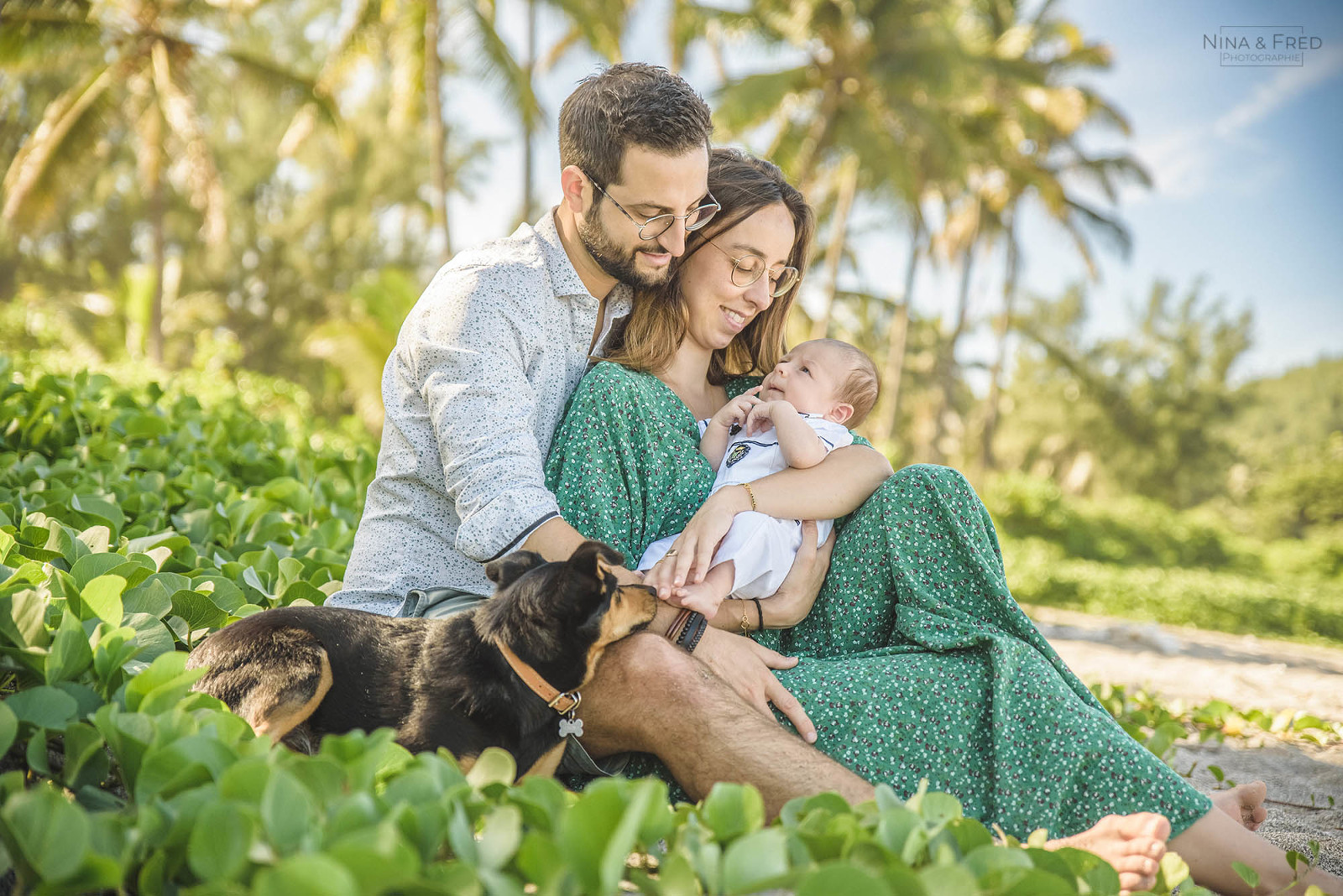 photo de naissance en famille sous les cocotiers N&R&G
