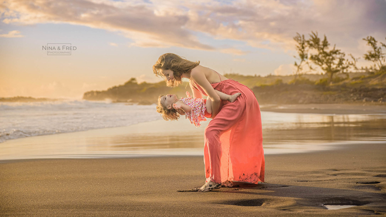 photographie de famille sur la plage de sable noir C&J-23