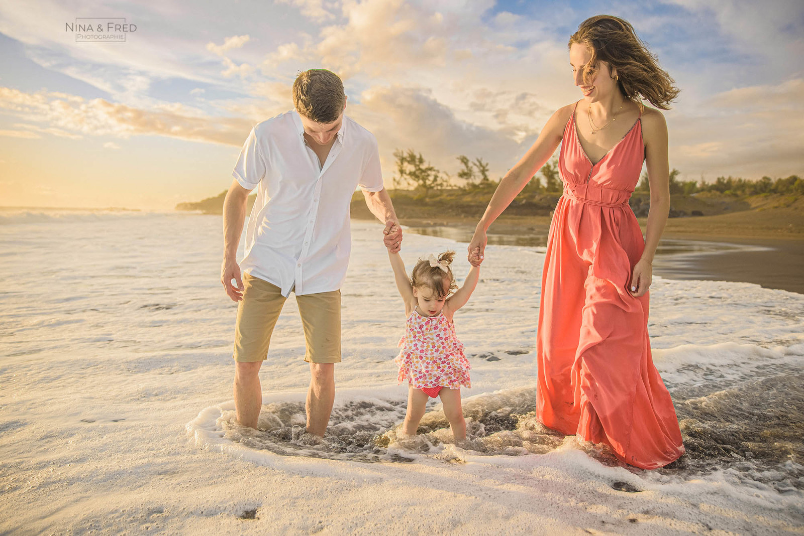 photos en famille les pieds dans l'eau C&J-23