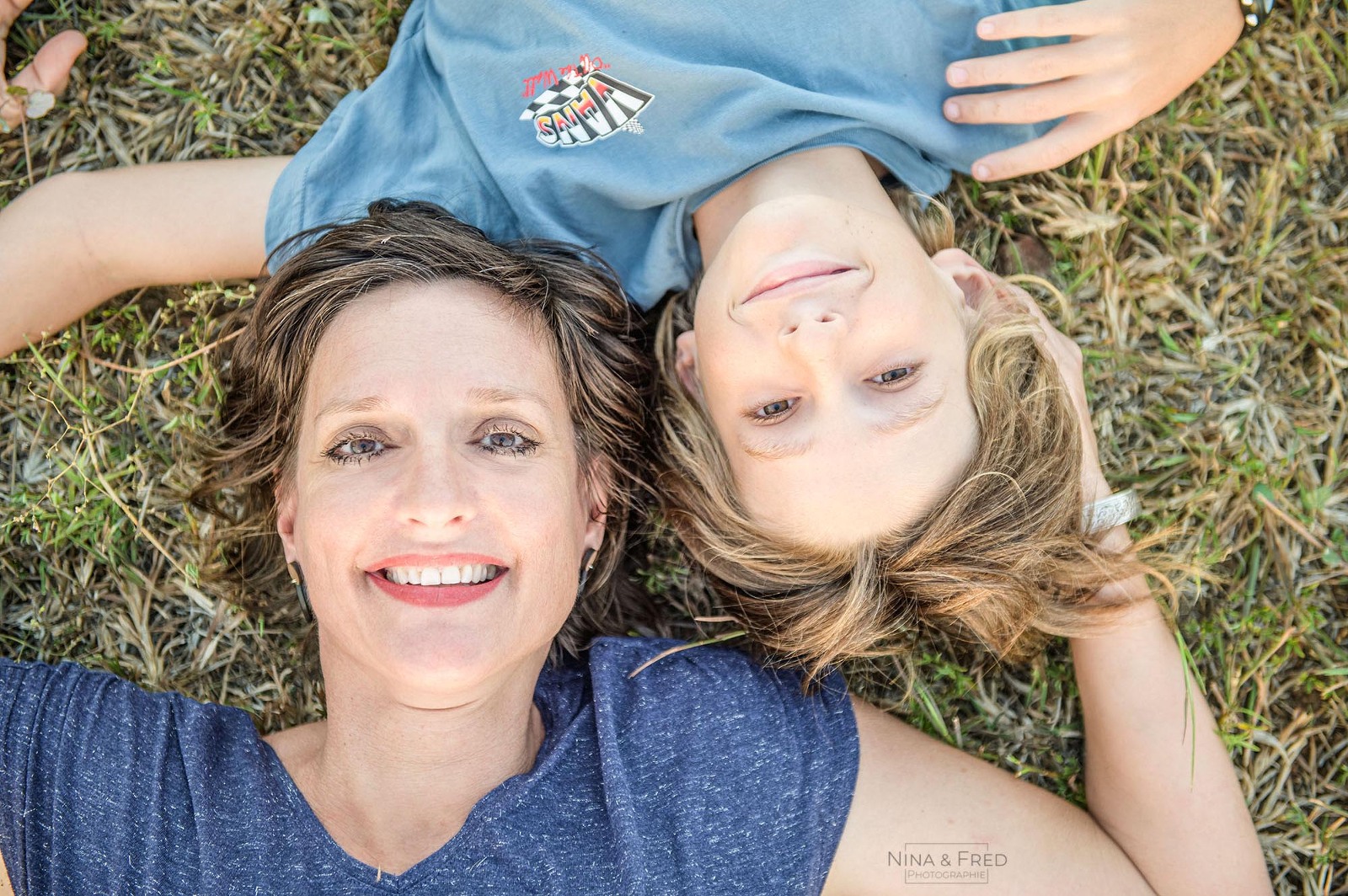 portrait mère et fils de C&M sur l'herbe