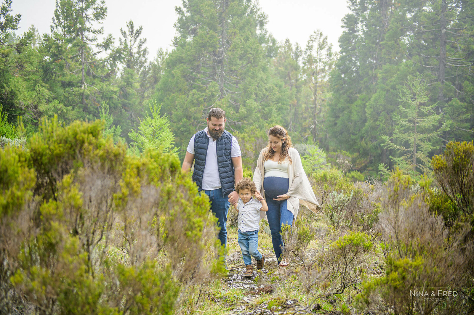 Séance photo balade en famille dans la forêt E&J&A